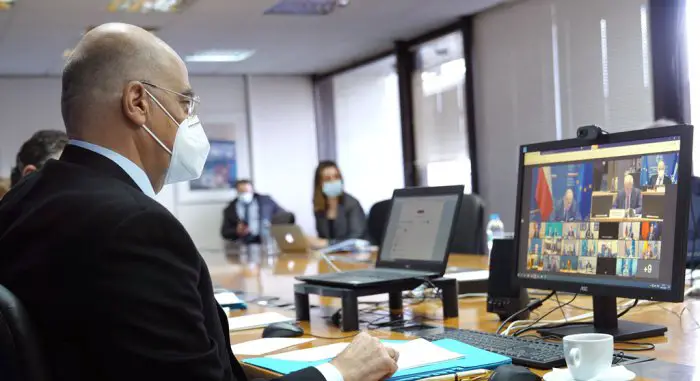 Unser Foto (© Eurokinissi) zeigt Außenminister Nikos Dendias am Donnerstag während einer Telekonferenz.