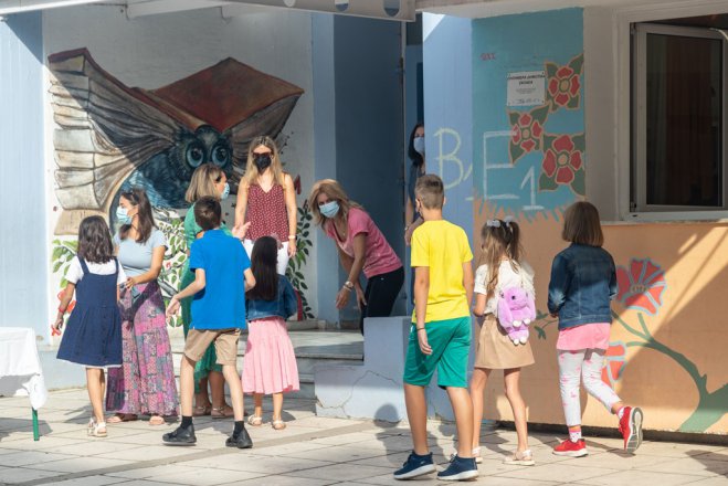 Unsere Fotos (© Eurokinissi) entstanden am Montag (13.9.) in einer Grundschule in der nordgriechischen Metropole Thessaloniki.