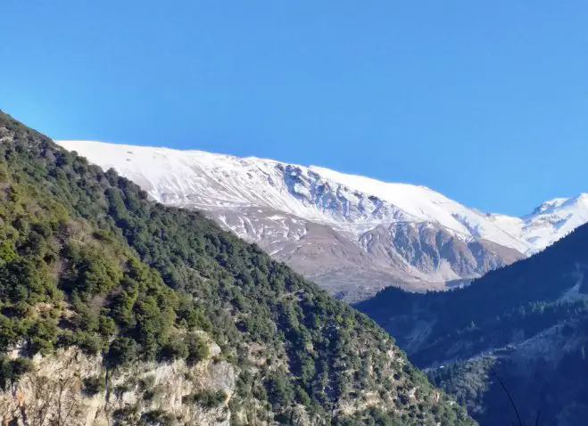 Foto (© Griechenland Zeitung / lg): Die hohen Gipfel der Tzoumerka-Region sind angezuckert oder vollständig mit Schnee bedeckt.