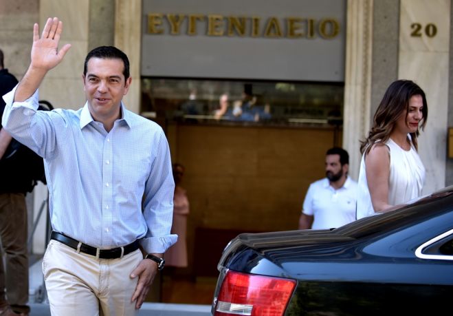 Unser Foto (© Eurokinissi) zeigt Ministerpräsident Tsipras beim Verlassen des Krankenhauses.