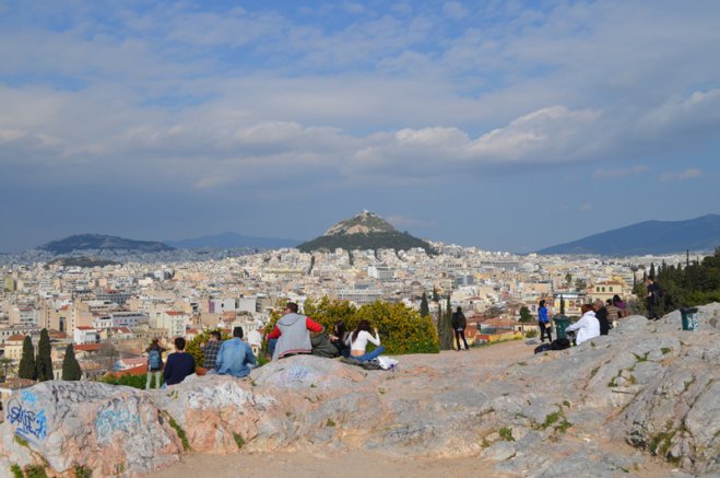 Unser Foto (Griechenland Zeitung/ © Jan Hübel) entstand auf dem Areopag-Hügel mit Blick auf die Dächer Athens.