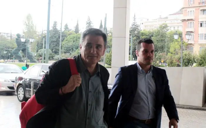 Unser Archivfoto (© Eurokinissi) zeigt den griechischen Finanzminister Evklidis Tsakalotos vor einem Treffen mit Vertretern der Geldgeber am 12. September in Athen, das damals ebenfalls im Hilton Hotel an der Vassilissis Sofias Avenue stattfand.
