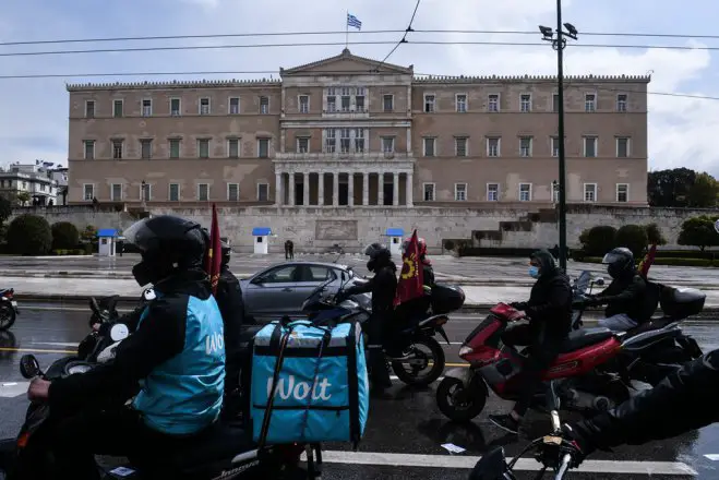 Unser Archivfoto (© Eurokinissi) entstand während einer Demonstration von Delivery-Fahrern vor dem Parlament.