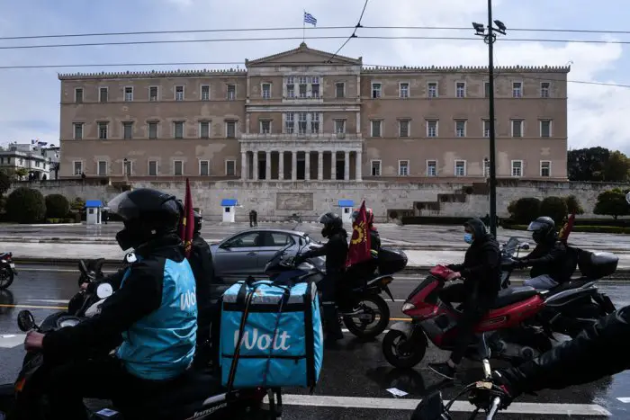 Unser Archivfoto (© Eurokinissi) entstand während einer Demonstration von Delivery-Fahrern vor dem Parlament.