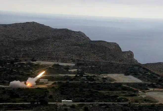 Unser Archivfoto (© Eurokinissi) zeigt den Abschuss einer Flugabwehrrakete vom Typ Patriot auf einem griechischen Truppenübungsplatz Ende November 2020.