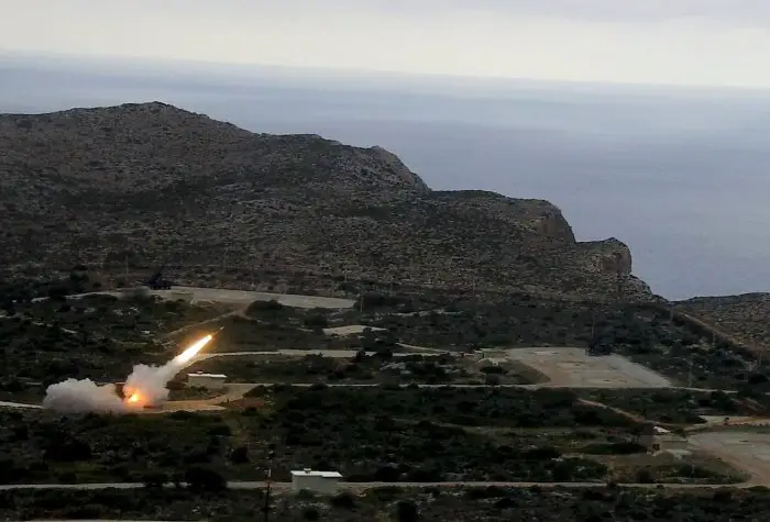 Unser Archivfoto (© Eurokinissi) zeigt den Abschuss einer Flugabwehrrakete vom Typ Patriot auf einem griechischen Truppenübungsplatz Ende November 2020.
