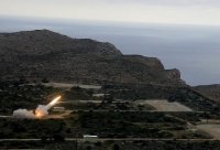 Unser Archivfoto (© Eurokinissi) zeigt den Abschuss einer Flugabwehrrakete vom Typ Patriot auf einem griechischen Truppenübungsplatz Ende November 2020.