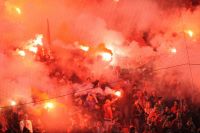 Massenschlägerei zwischen serbischen und kroatischen Fußballfans auf Athener Flughafen