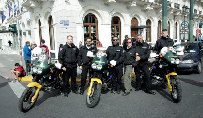 Unsere Fotos (© Eurokinissi) zeigen Mitarbeiter der Athener Stadtpolizei.