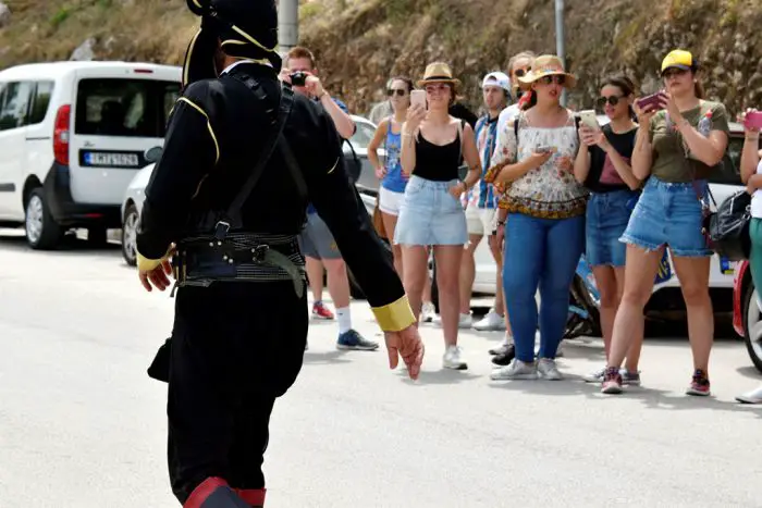 Unser Foto (© Eurokinissi) entstand am 20. Mai 2018 bei einem Event in Nafplio (Peloponnes). Foto Nummer zwei entstand ebenfalls in Nafplion, allerdings schon Anfang April.