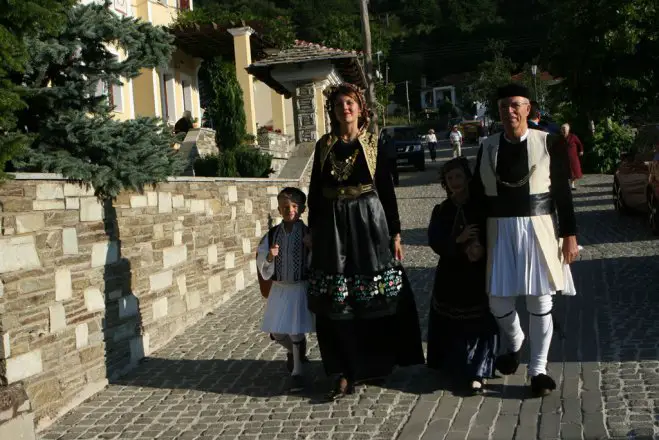 Eine Familie in Vlasti in traditioneller Tracht (Foto: yppo)