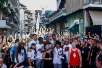 Die Fotos (© Eurokinissi) zeigen Giannis Antetokounmpo mit Familie, Freunden und Fans in seinem Heimatort Sepolia in Athen.