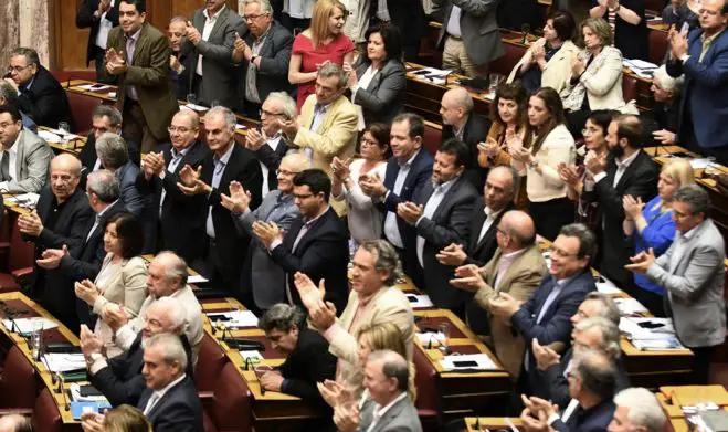 Unser Foto (© Eurokinissi) zeigt Abgeordnete der SYRIZA-Fraktion während der Debatte im Parlament.