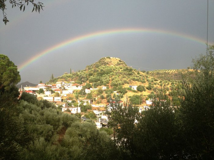 Unser Foto (©GZms) zeigt ein Dorf bei Amaliada auf der Peloponnes.