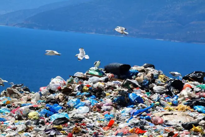 Unser Archivfoto (© Eurokinissi) entstand im April 2017 und zeigt eine Mülldeponie bei Nafplio, Peloponnes.