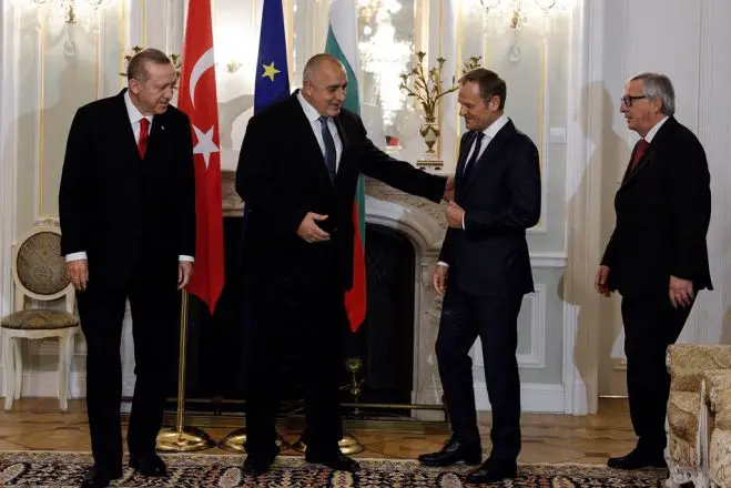 Unser Foto (© Eurokinissi) entstand während des EU-Türkei-Gipfels in Varna. V.l.n.r.: der türkische Präsident Erdogan, der bulgarische Premierminister Bojko Borissow, den Präsidenten des Europäischen Rates Donald Tusk sowie der Präsidenten der Europäischen Kommission Jean-Claude Juncker.