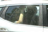 Unser Archivfoto (© Eurokinissi ) zeigt die Übergabe der Frau, die im Fall des Mädchens festgenommen wurde, an die Hafenbehörde von Flisvos.