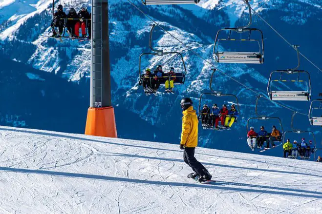 Wintersportler auf dem Weg zur Piste. 