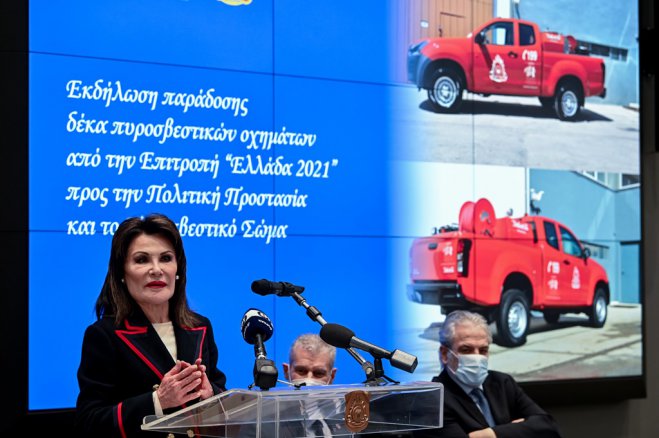 Foto (© ek): Griechenland 2021“-Chefin Angelopoulou-Daskalaki bei der Übergabe der Feuerwehrautos.