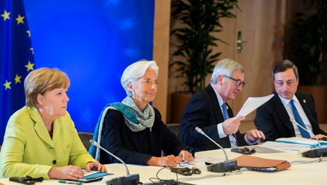 Unser Archivfoto (© Eurokinissi) entstand Ende Juni 2015 in Brüssel während eines EU-Gipfeltreffens zur Griechenland Rettung. Links im Bild die deutsche Bundeskanzlerin Angela Merkel, daneben die IWF-Chefin Christine Lagarde. Ebenfalls mit von der Partie: EU-Kommissionspräsident Jean-Claude Juncker und ganz rechts der Präsident der Europäischen Zentralbank (EZB) Mario Draghi.