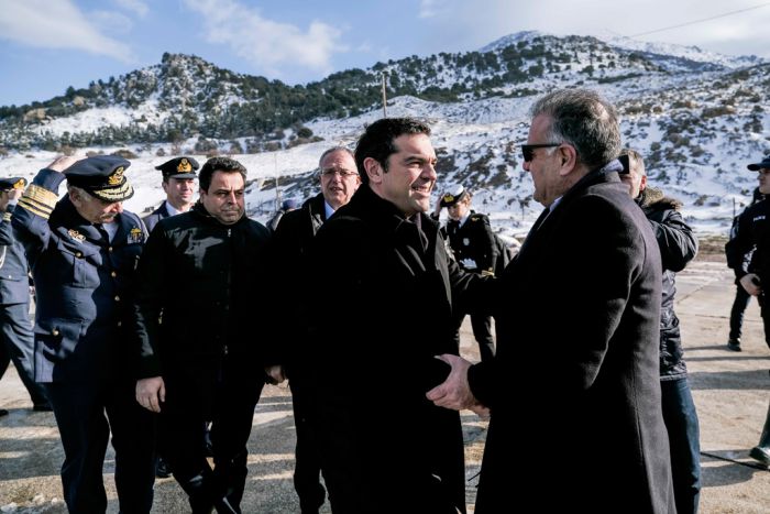 Unser Foto (© Eurokinissi) ist während eines offiziellen Besuches von Ministerpräsident Alexis Tsipras (m.) auf der Insel Samothraki entstanden.