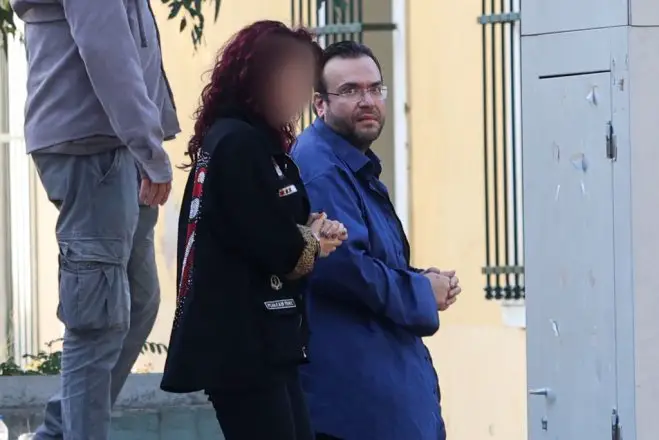 Unser Foto (© Eurokinissi) zeigt Kambouris am Sonntag (11.10.) vor dem Athener Gericht, wo er seine Aussage zu Protokoll gegeben hat.