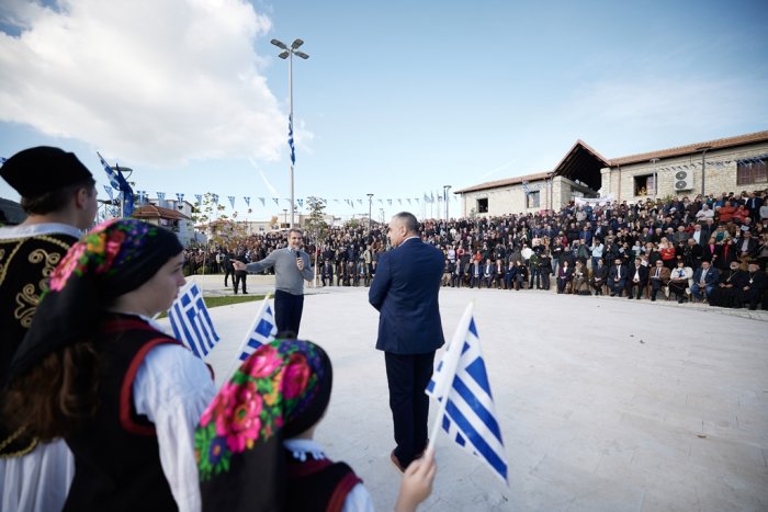 Unser Archivfoto (© Eurokinissi) ist während eines offiziellen Besuchs von Premierminister Kyriakos Mitsotakis in Himare entstanden.