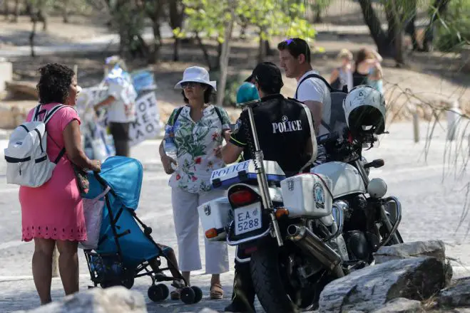 Fotos (© Eurokinissi): Erhöhte Polizeipräsenz am Philopappos-Hügel.