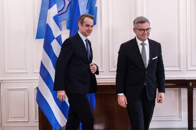 Unser Foto (© Eurokinissi) entstand Ende voriger Woche während eines offiziellen Treffens zwischen Premierminister Kyriakos Mitsotakis (l.) mit dem aus Österreich stammenden EU-Kommissar für Inneres und Migration Magnus Brunner.