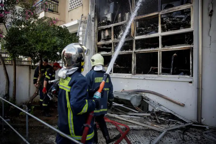 Unser Foto (© Eurokinissi) entstand bei der Löschung des Brandes in Peristeri.