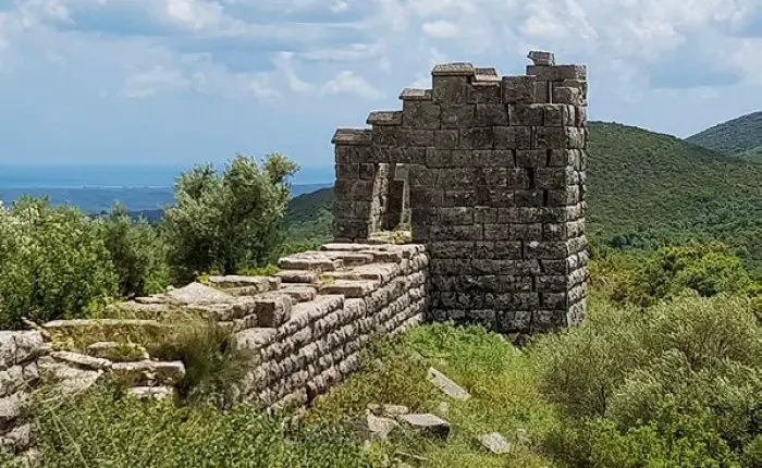 Unser Foto (© Griechenland Journal / Jens Romann) zeigt Messene im Süden der Peloponnes, eine der bemerkenswertesten Ausgrabungen Griechenlands.