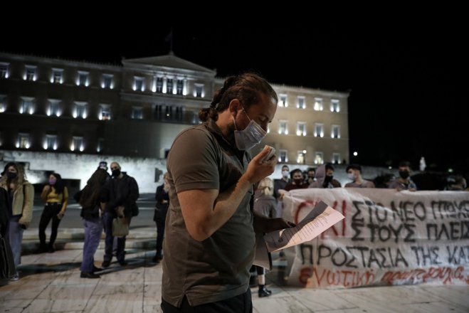 Unser Foto (© Eurokinissi) entstand am Montag (26.10.) vor dem griechischen Parlament, während einer Demonstration gegen das neue Insolvenzgesetz.