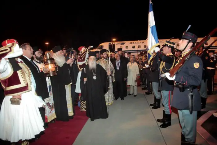 Unser Archivfoto (© Eurokinissi) entstand am Karsamstag 2015. Abgebildet ist die Ankunft der „Heiligen Flamme“ auf dem Athener Flughafen Eleftherios Venizelos. Offiziell empfangen wurde dieses Licht u. a. von Verteidigungsminister Panos Kammenos (2.v.l.). – Der „Heiligen Flamme“ aus Jerusalem werden nach wie vor die Ehren eines Staatsgastes erwiesen. Nach dem Verständnis der Orthodoxen Christen geht diese Flamme auf wundersame Weise aus dem Grab Christi hervor.