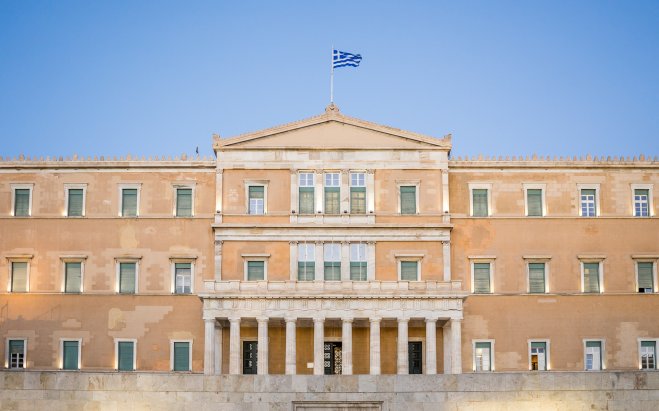 Unser Archivfoto (© Pixabay) zeigt das griechische Parlament – einer der Orte, der erhöhte Aufmerksamkeit erfordert.