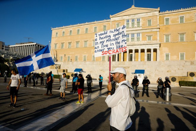 Unser Foto (© Eurokinissi) entstand am Sonntag vor dem Parlamentsgebäude in Athen.