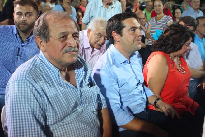 Unser Archivfoto (© Eurokinissi) zeigt den neuen OASTh Chef Stelios Pappas (l.) während einer Wahlkampfveranstaltung im September 2015. Rechts neben ihm Ministerpräsident Alexis Tsipras.