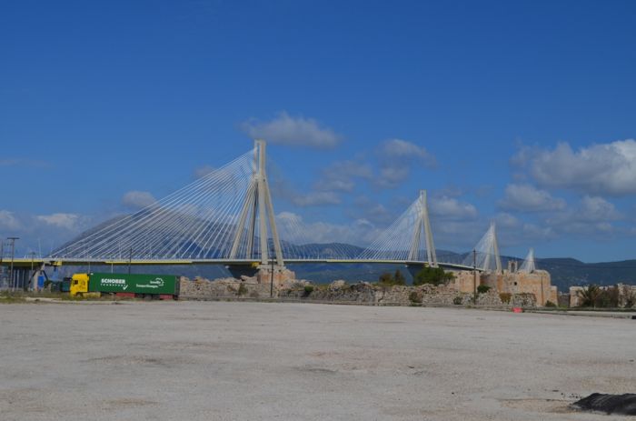 Unser Foto (© Jan Hübel / Griechenland Zeitung) zeigt die Brücke Rion-Antirrion, die die Peloponnes mit dem Festland verbindet.