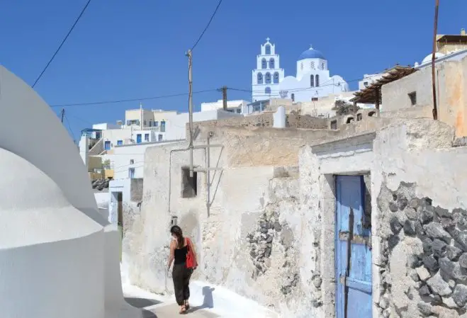 Foto (© Griechenland Zeitung / Jan Hübel): Spazieren in den Gassen von Santorini.
