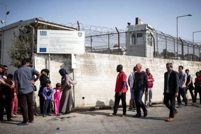Unser Archivfoto (© Eurokinissi) entstand vor dem Aufnahme- und Registrierungszentrum für Asylsuchende bei Moria auf der Insel Lesbos.