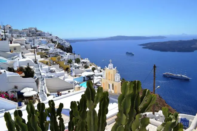 Unser Foto © Griechenland Zeitung / Jan Hübel wurde auf Santorini aufgenommen. Es ist wohl die romantischste Insel Griechenlands mit dem spektakulärsten Sonnenuntergang. 