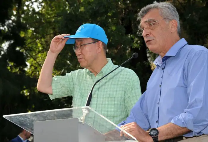 Unser Foto (© Eurokinissi) zeigt den Bürgermeister von Lesbos, Spyros Galinos, im Juni 2016 gemeinsam mit dem damaligen UN-Generalsekretär Ban Ki-moon, der damals der Insel einen Besuch abstattete.