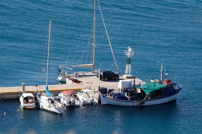 Archivfoto (© Eurokinissi) zeigt einen kleinen Hafen westlich von Athen