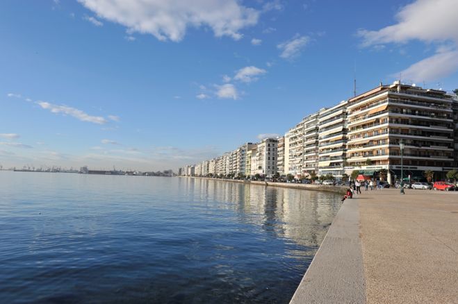 Unser Archivfoto (© GZ) zeigt die Uferpromenade von Thessaloniki, links im Bild der Hafen.