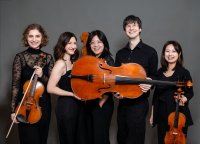 Das Bild zeigt das Quartett und die griechische Cellistin xy. 