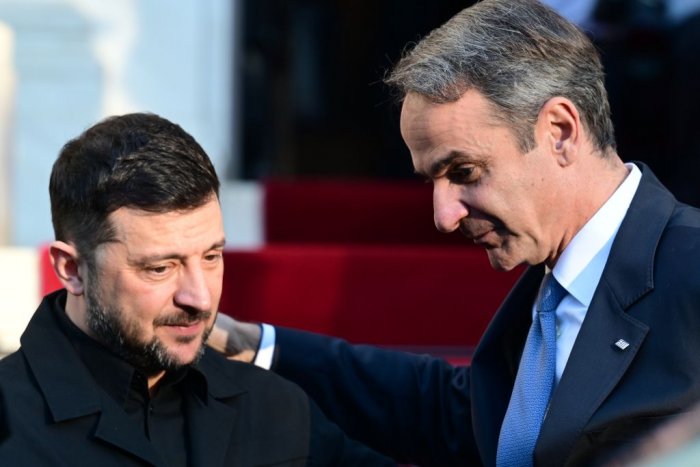 Unser Foto (© Eurokinissi) zeigt Premierminister Kyriakos Mitsotakis (r.) und Wolodymyr Selenskyj.