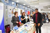 Unser Archivfoto (© Jan Hübel / Griechenland Zeitung) entstand beim vorigen Weihnachtsbasar Ende November 2022 an der Deutschen Schule Athen. Abgebildet ist der Stand der Griechenland Zeitung. 