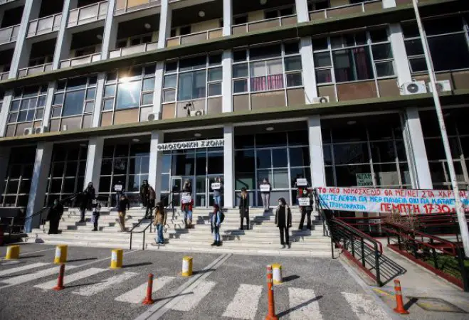 Unser Archivfoto (© Eurokinissi) entstand vor der Philosophischen Fakultät der Aristoteles Universität Thessaloniki.