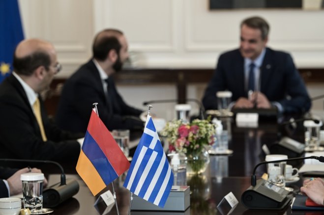 Unser Archivfoto (© Eurokinissi) entstand während eines früheren Treffens zwischen Premierminister Kyriakos Mitsotakis (r.) und dem Außenminister Armeniens Ararat Mirsojan.