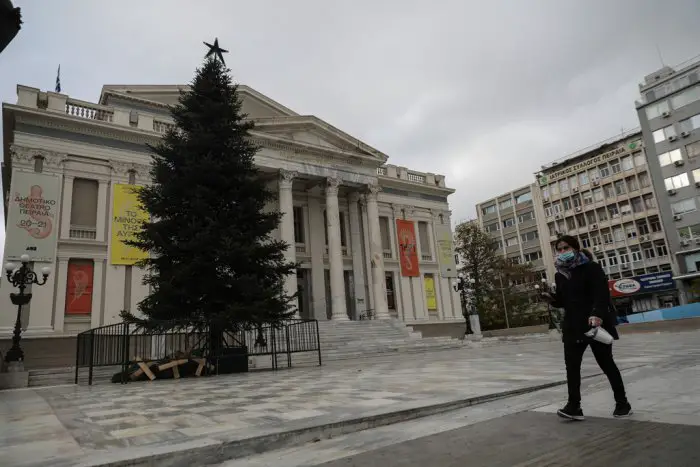 Mitten in der Corona-Pandemie: So richtige Weihnachtsstimmung kommt in Griechenland noch nicht auf. Unsere Abbildung (© Foto: Eurokinissi) zeigt das Volkstheater von Piräus. 