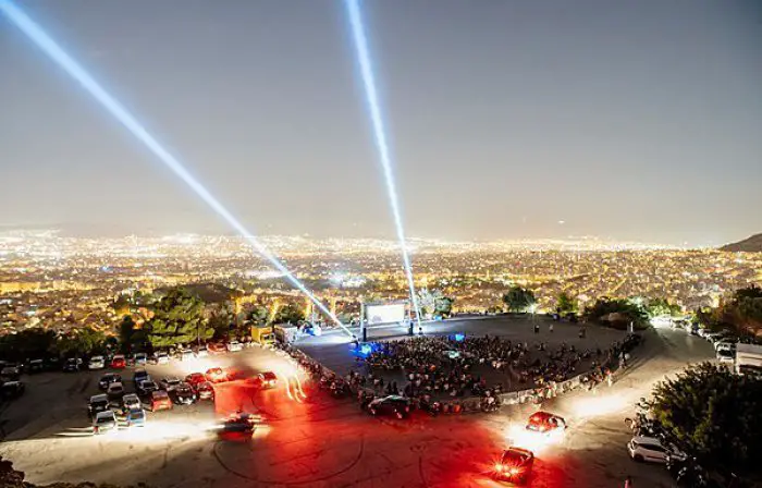 Foto (© aoaff): Als die Welt noch in Ordnung war: Sommerkino auf dem Lykabettos 2019